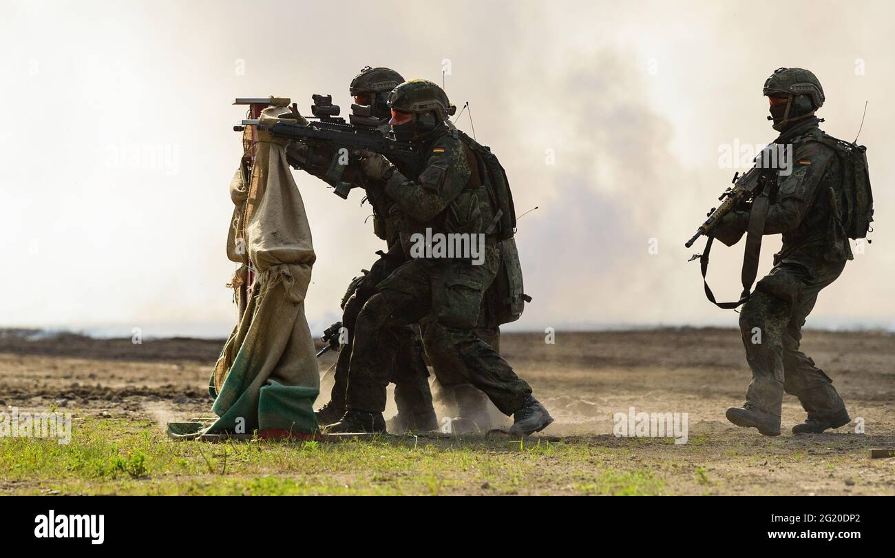 Münster, Deutschland. Juni 2021. Soldaten der Bundeswehr demonstrieren eine Kampfübung. Quelle: Philipp Schulze/dpa/Alamy Live News Stockfoto