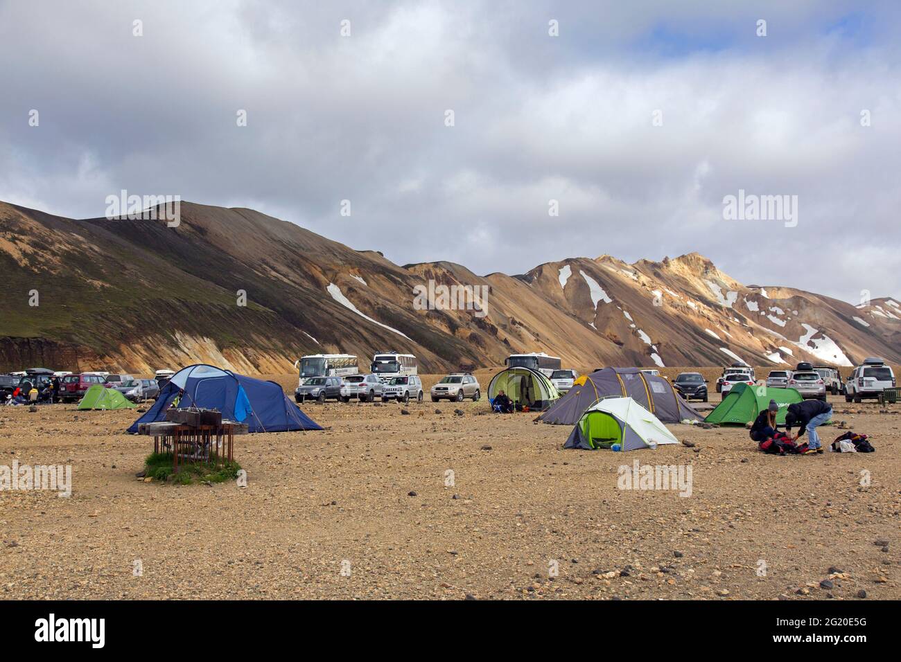 Wanderer und Zelte auf dem Campingplatz im Landmannalaugar-Tal, Fjallabak Nature Reserve, Naturpark bei Hekla / Hekla im Sommer, Sudurland, Island Stockfoto