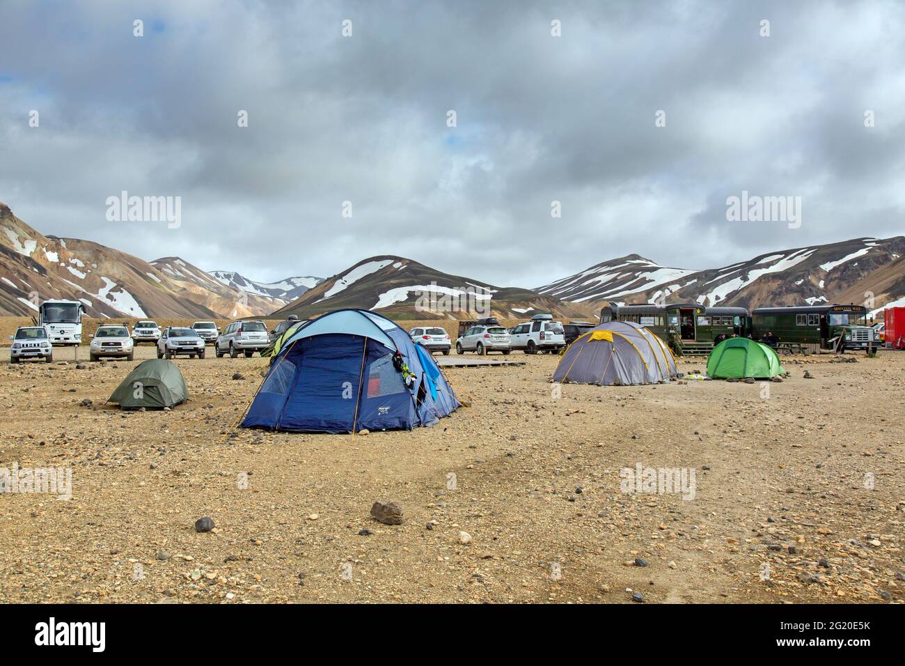 Zelte auf dem Campingplatz im Landmannalaugar-Tal, Fjallabak Nature Reserve, Naturpark bei Hekla / Hecla im Sommer, Sudurland, Island Stockfoto