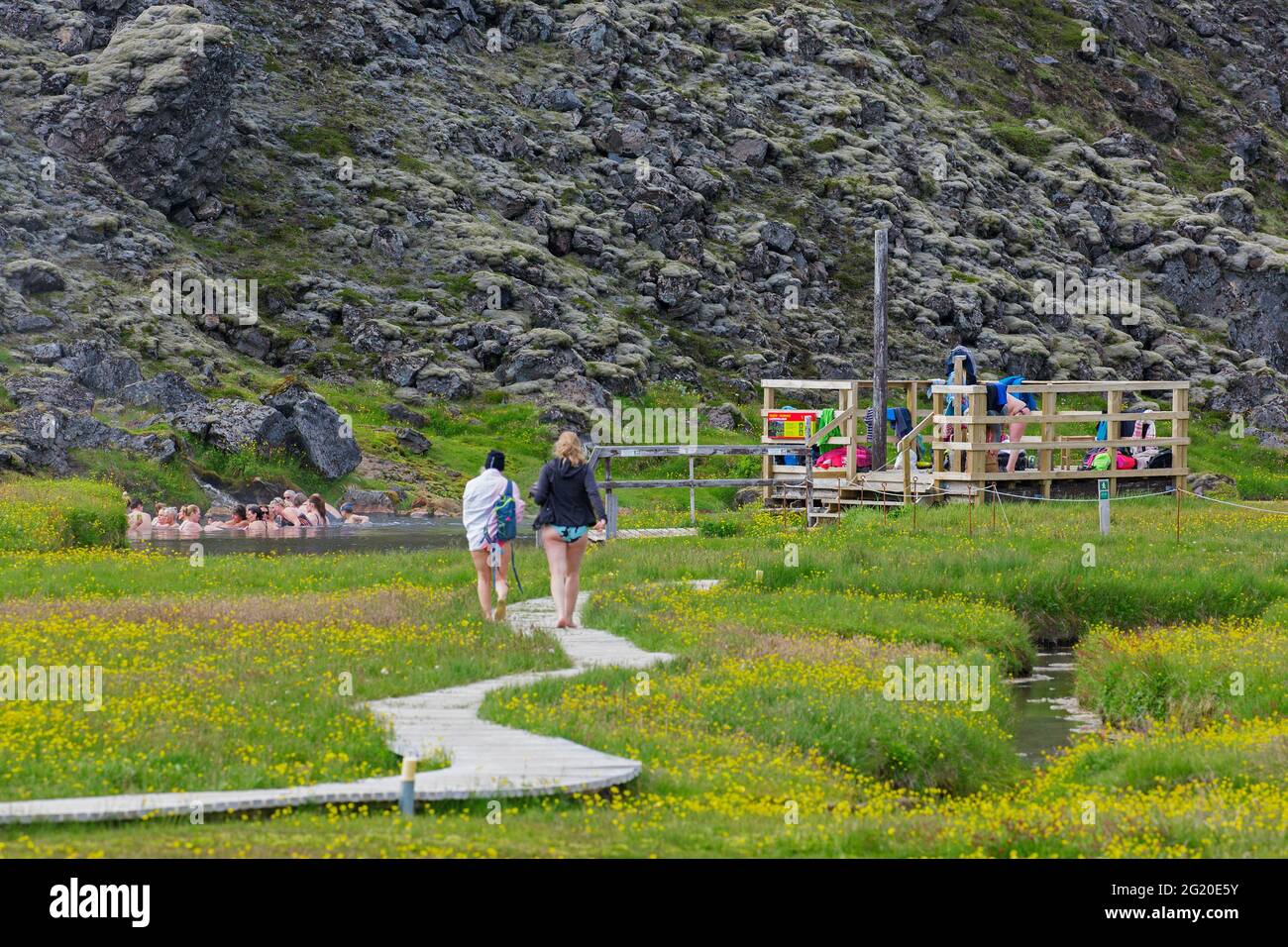 Touristen baden in heißen Quellen im Landmannalaugar Tal, Fjallabak Naturschutzgebiet, Naturpark in der Nähe von Hekla / Hekla im Sommer, Sudurland, Island Stockfoto