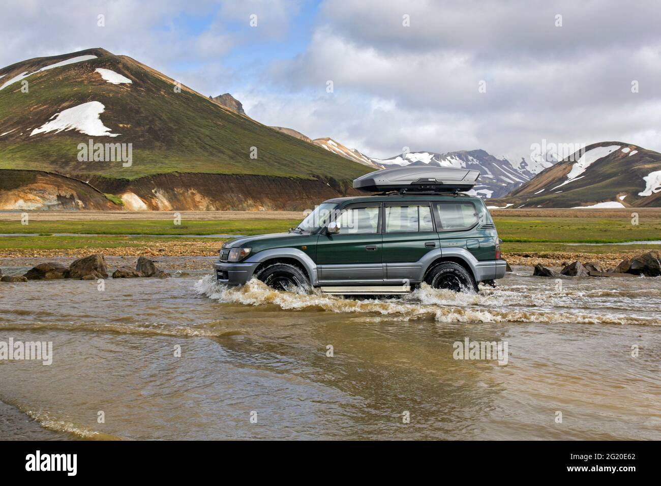 Toyota Land Cruiser Colorado LWB 4WD 3.0 TD überquert Fluss im Landmannalaugar Tal, Fjallabak Nature Reserve, im Sommer, Sudurland, Island Stockfoto