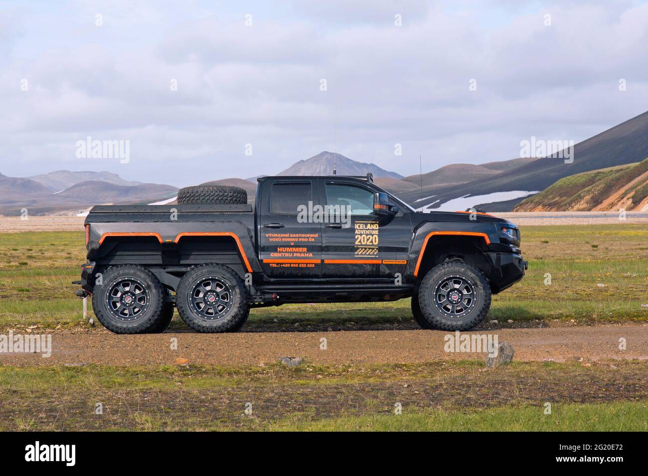 SUV von Hummer Cru Praha / Iceland Adventure 2020 im Landmannalaugar-Tal, Fjallabak Nature Reserve, im Sommer, Sudurland, Island Stockfoto