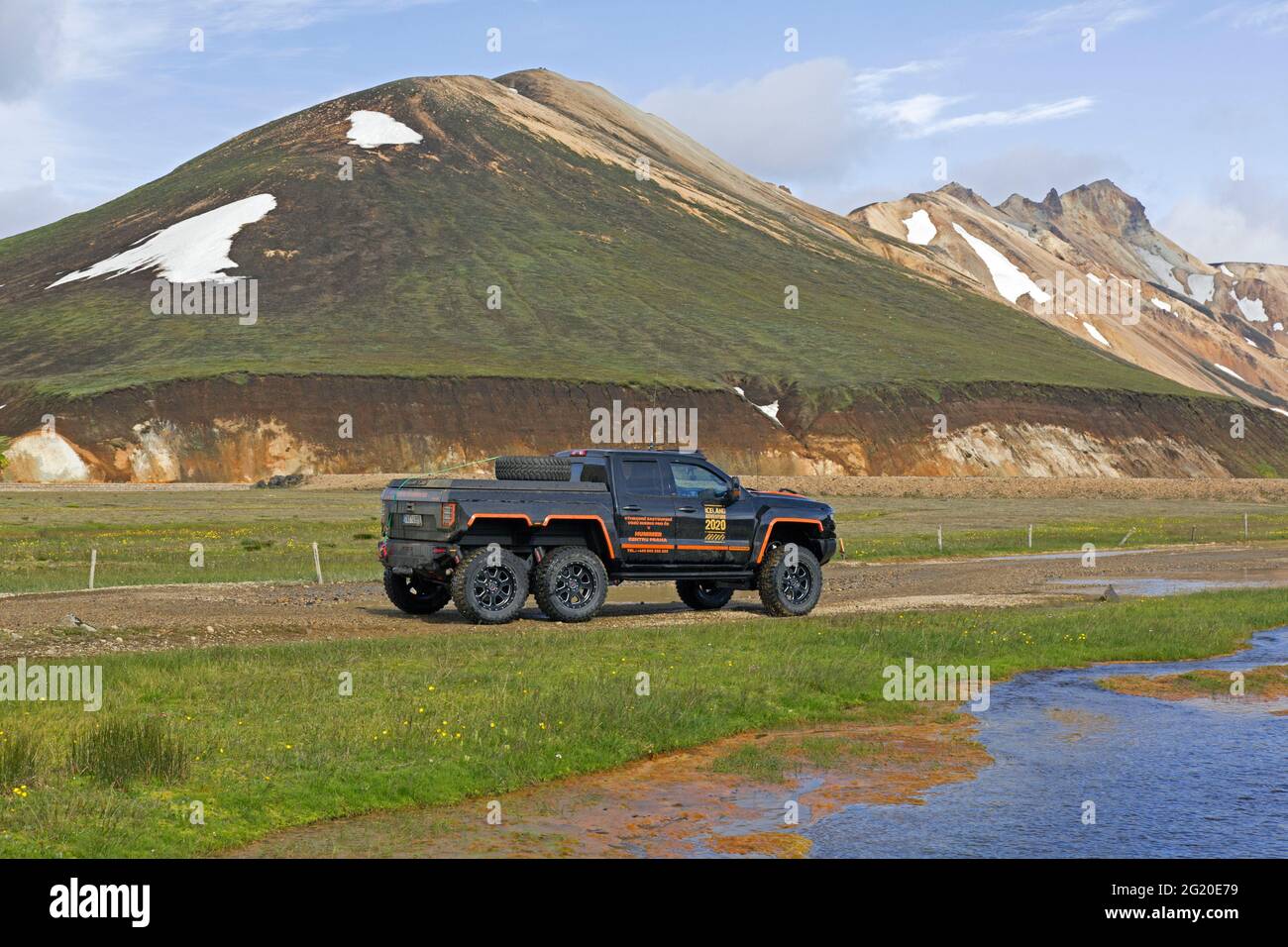 SUV von Hummer Cru Praha / Iceland Adventure 2020 im Landmannalaugar-Tal, Fjallabak Nature Reserve, im Sommer, Sudurland, Island Stockfoto