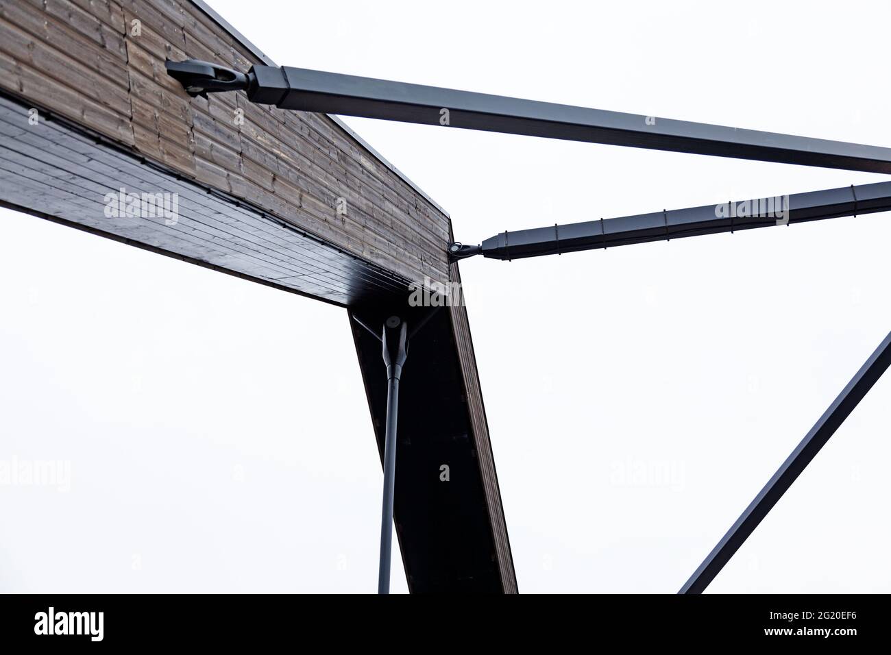 Umea, Norrland Schweden - 12. Mai 2021: Teil einer modernen Brücke über den Fluss Savar Stockfoto