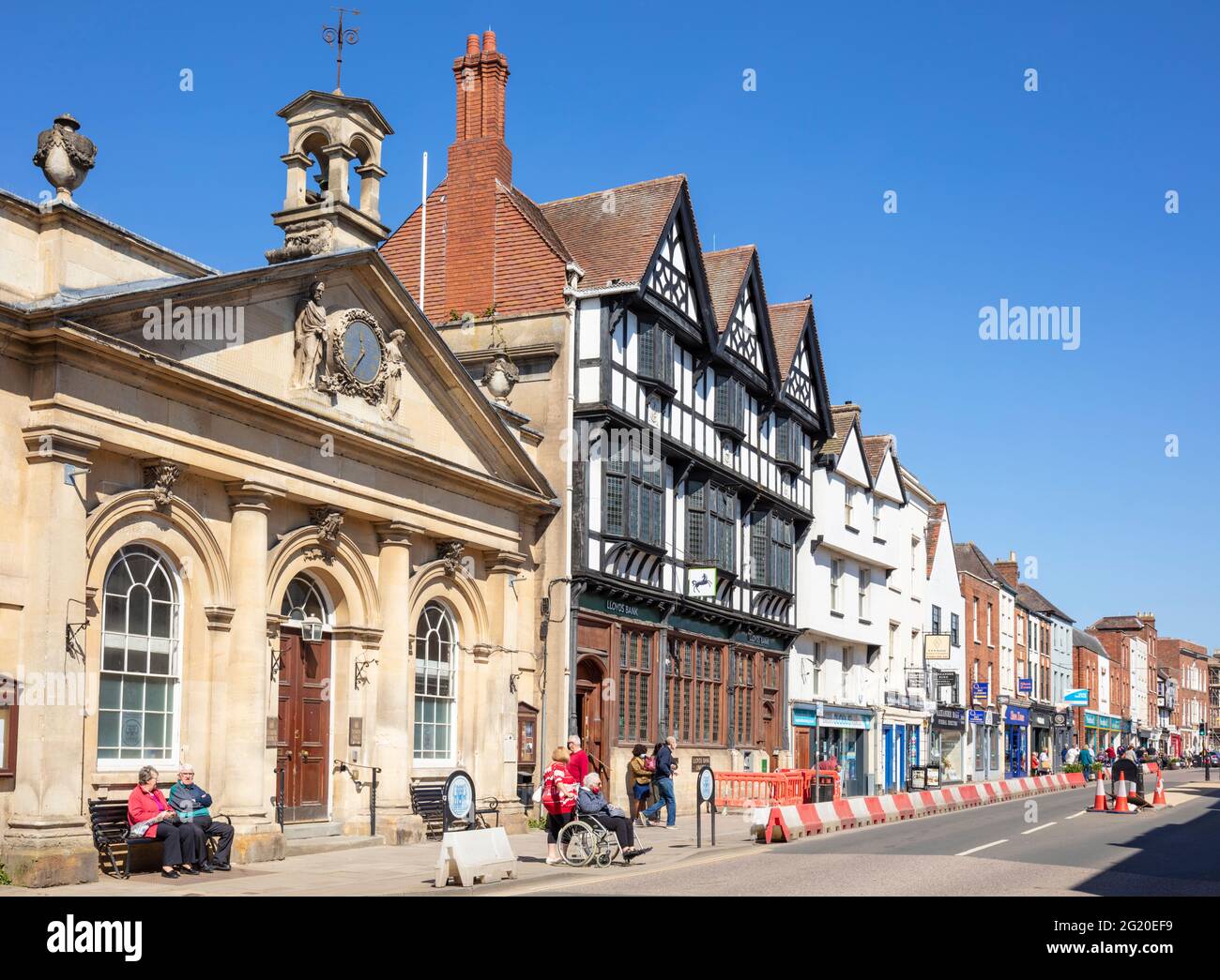 Tewkesbury Town Hall an der High Street mit Geschäften im Stadtzentrum und mittelalterlichen Gebäuden Tewkesbury, Gloucestershire, England, GB, Großbritannien, Europa Stockfoto