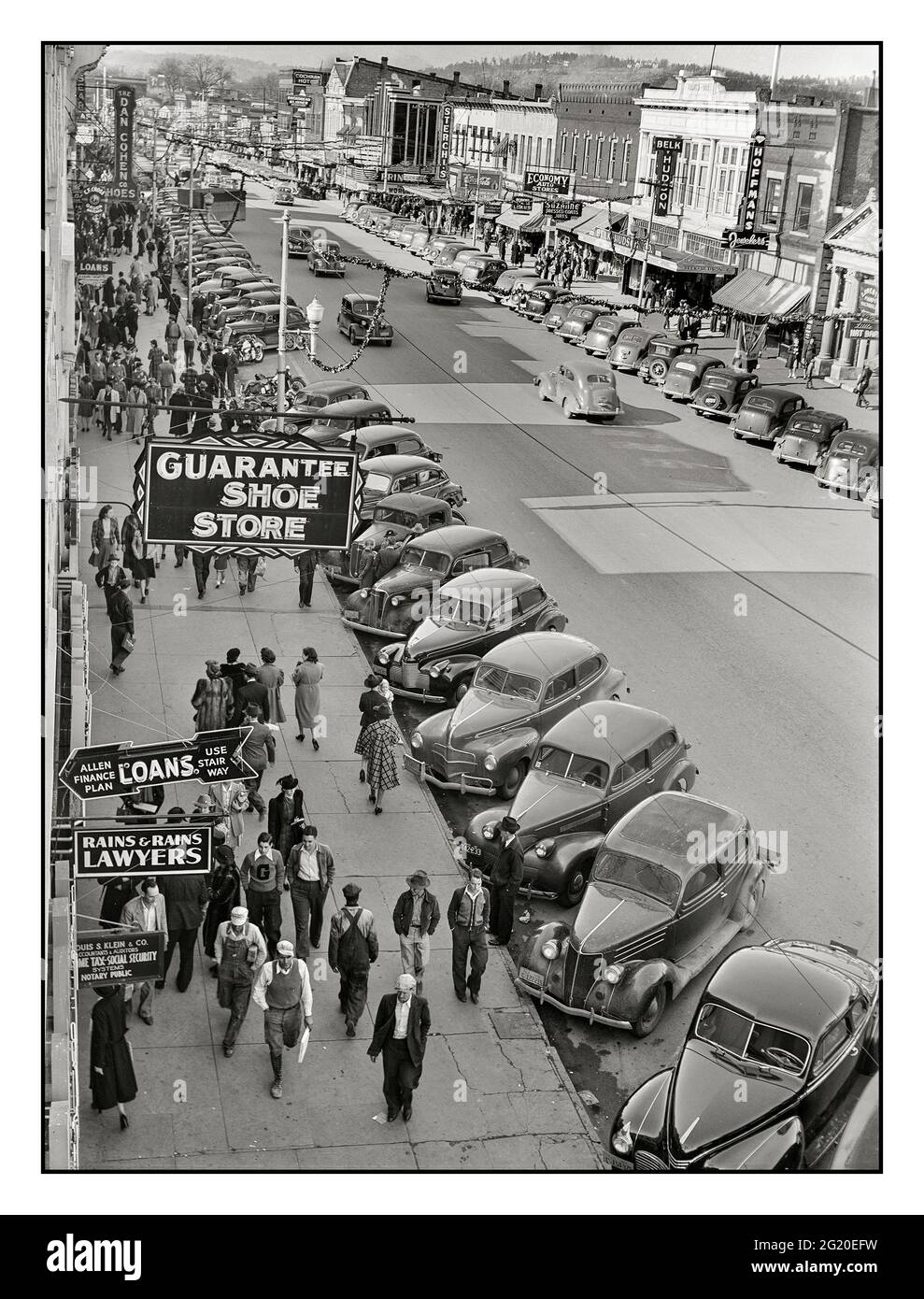 1940 Main Street Gadsden. „Weihnachtseinkäufe und amerikanische Autos parkten zu einer Zeit kurz vor dem Eintritt der USA in den 2. Weltkrieg, eine geschäftige wohlhabende, gehobene Stadt in Alabama. USA Stockfoto