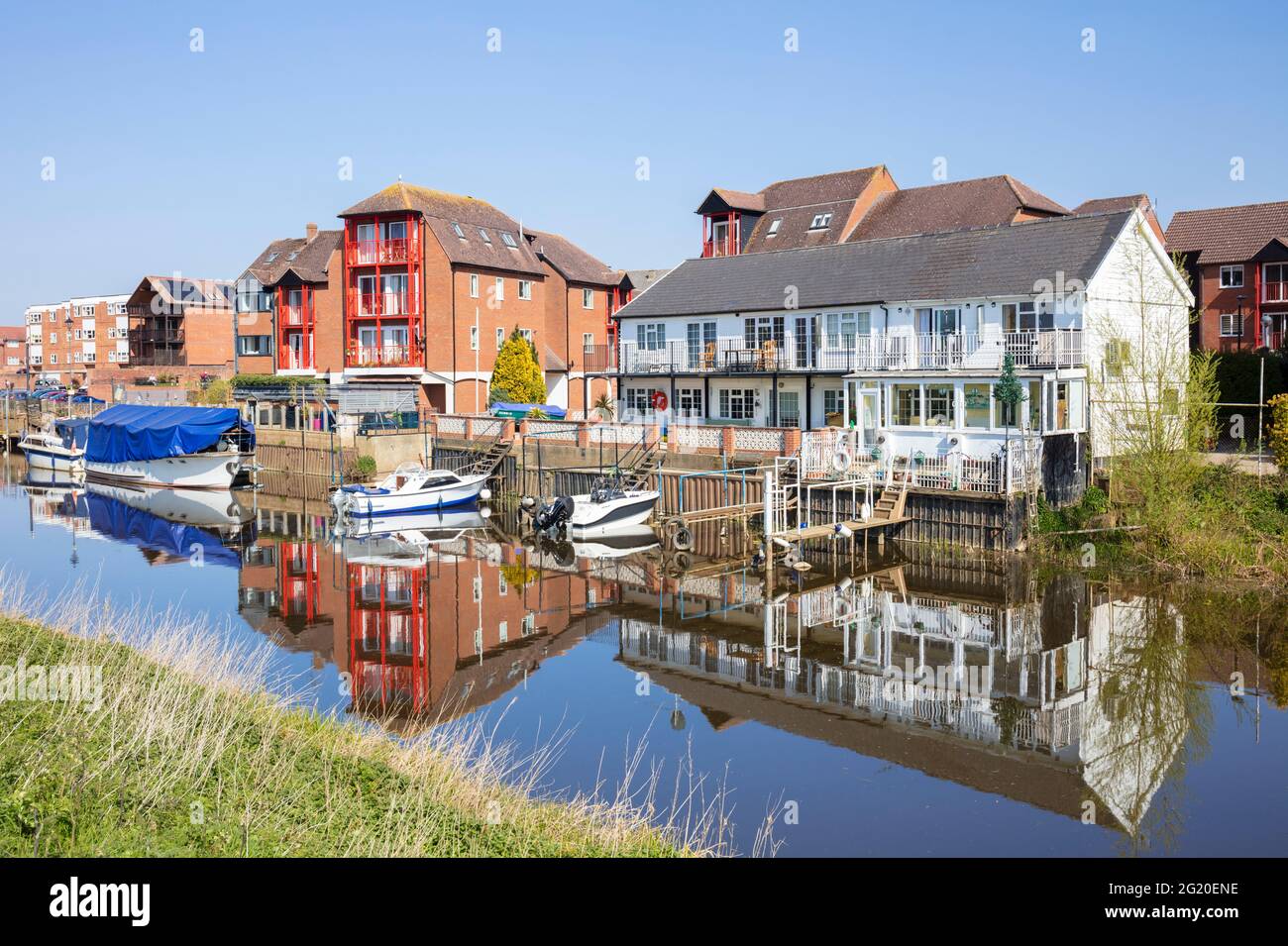 Tewkesbury Stadt mit Booten auf dem Fluss Avon, Wohnungen und Häuser am Riverside Walk vom Severn Way Gloucestershire England GB Großbritannien Europa Stockfoto