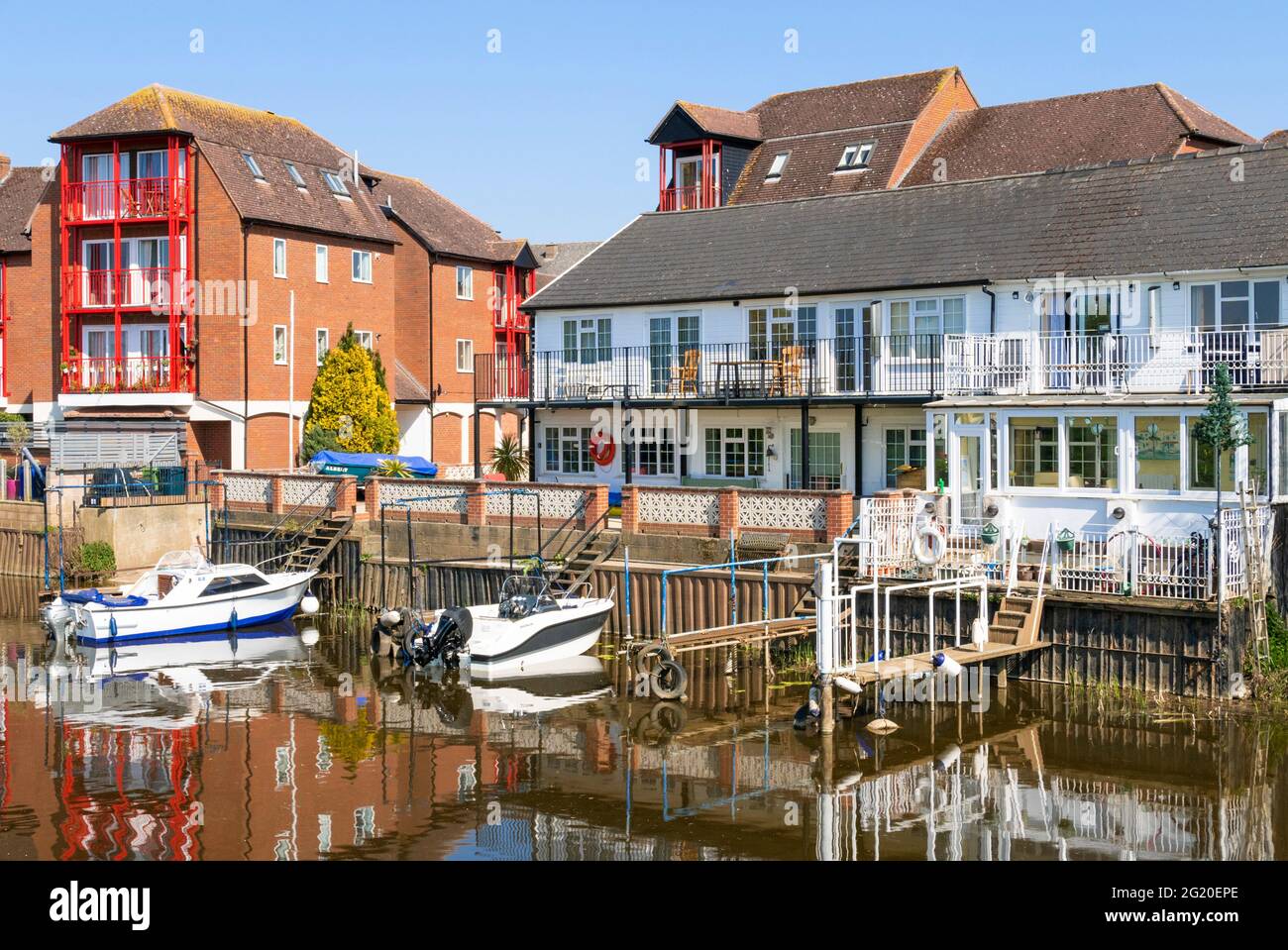 Tewkesbury Stadt mit Booten auf dem Fluss Avon, Wohnungen und Häuser am Riverside Walk vom Severn Way Gloucestershire England GB Großbritannien Europa Stockfoto