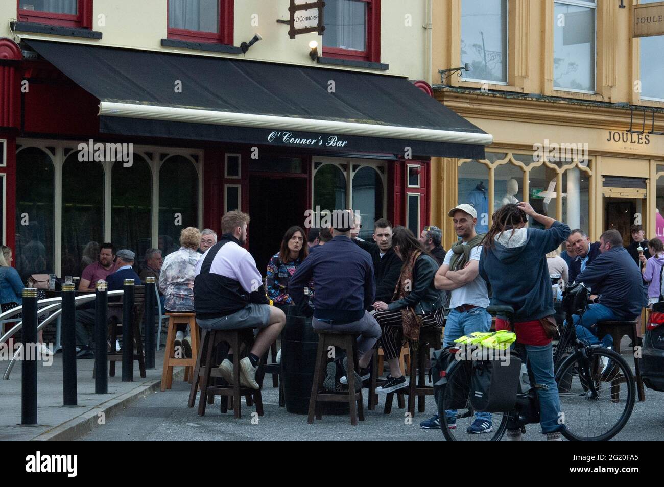 Kenmare, Co. Kerry, Irland; Pubs und Restaurants werden ab heute mit gewissen Einschränkungen wieder geöffnet. Sie können nur im Freien serviert werden, aber die Mahlzeit der 79er ist nicht mehr erforderlich, um Alkohol zu kaufen. Die Republikaner fordern die Wiedereröffnung des Sektors, da sie zur Weihnachtszeit geschlossen wurden, wobei einige seit Beginn der Pandemie nicht mehr geöffnet waren, da über 15,000 landesweit arbeitslos waren und die Pandemie-Arbeitslosenzahlung und andere Sozialhilfezahlungen in Rechnung gestellt wurden. Credit ED/Alamy Live News Stockfoto