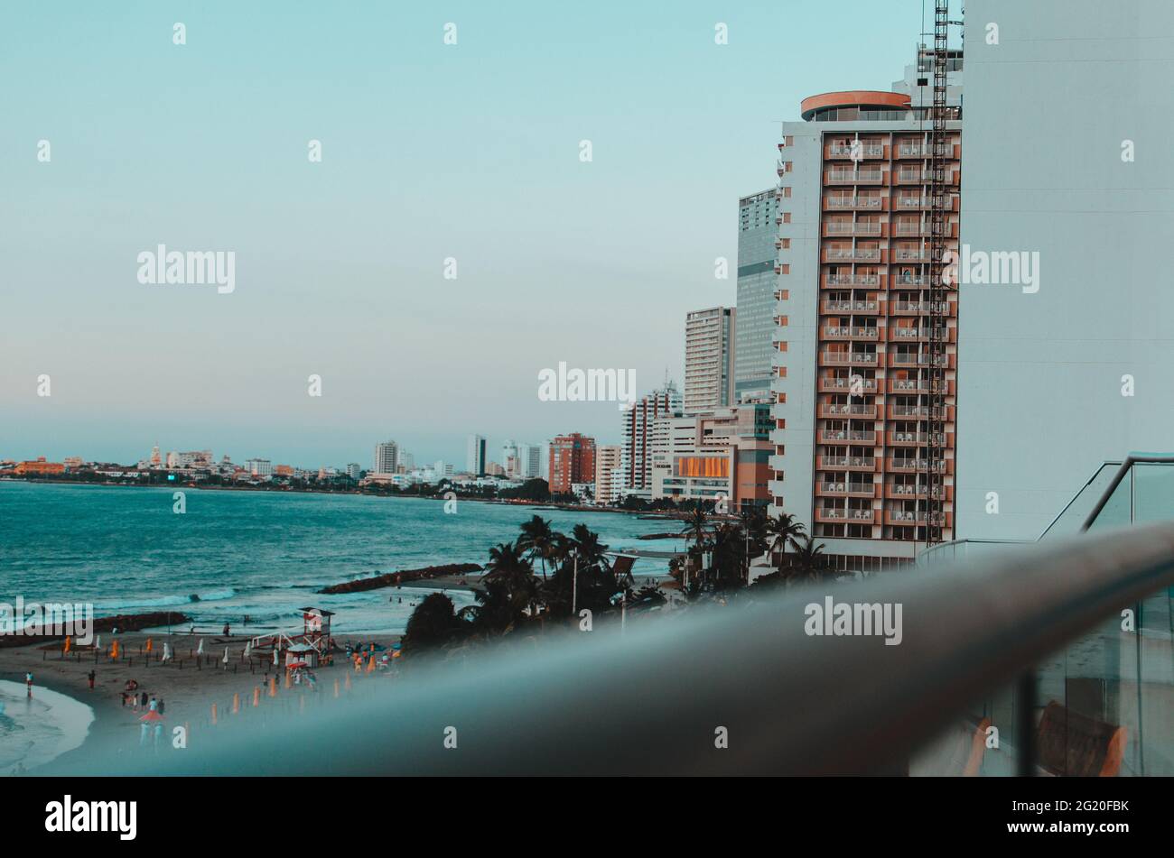 Foto desde un Balcón enfocando los edificios que estan a la orilla del mar de Cartagena Kolumbien Stockfoto