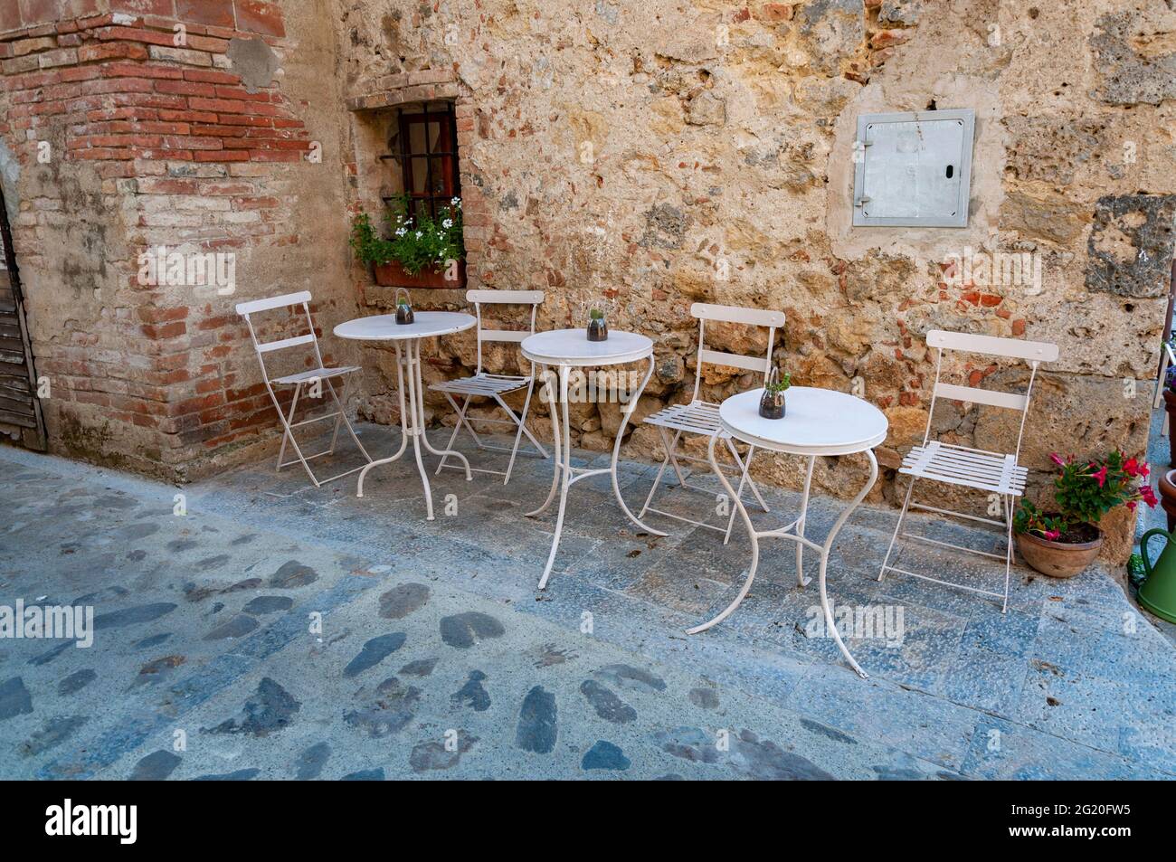 Leerer Tisch und Stuhl in Italien in der Toskana-Stadt in Italien Stockfoto