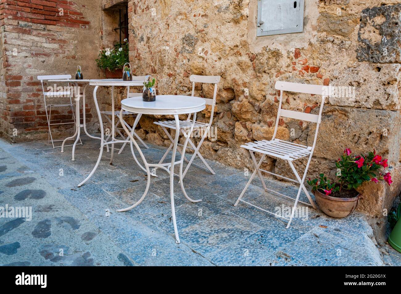 Leerer Tisch und Stuhl in Italien in der Toskana-Stadt in Italien Stockfoto
