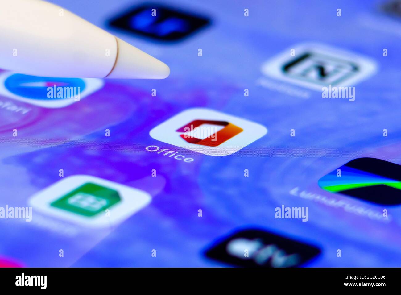 Microsoft Office-Anwendung wird mit Apple Pencil auf dem iPad-Bildschirm geöffnet. Stockfoto