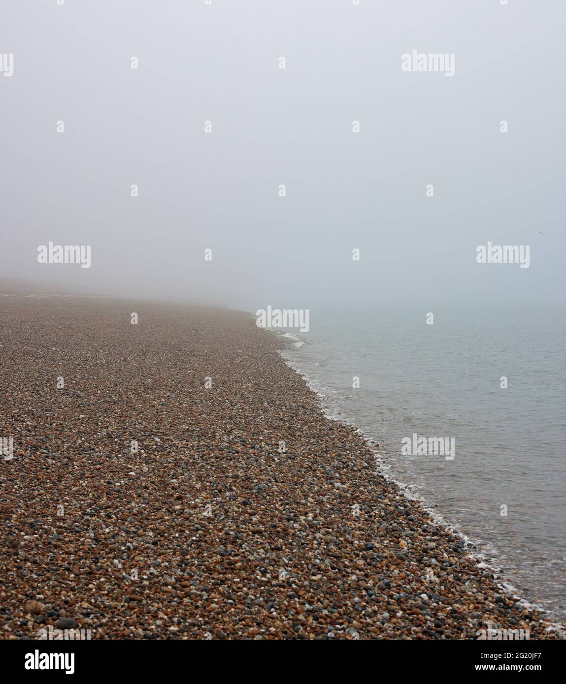 Am frühen Morgen Nebel an einem Strand an der Südküste Großbritanniens. Stockfoto