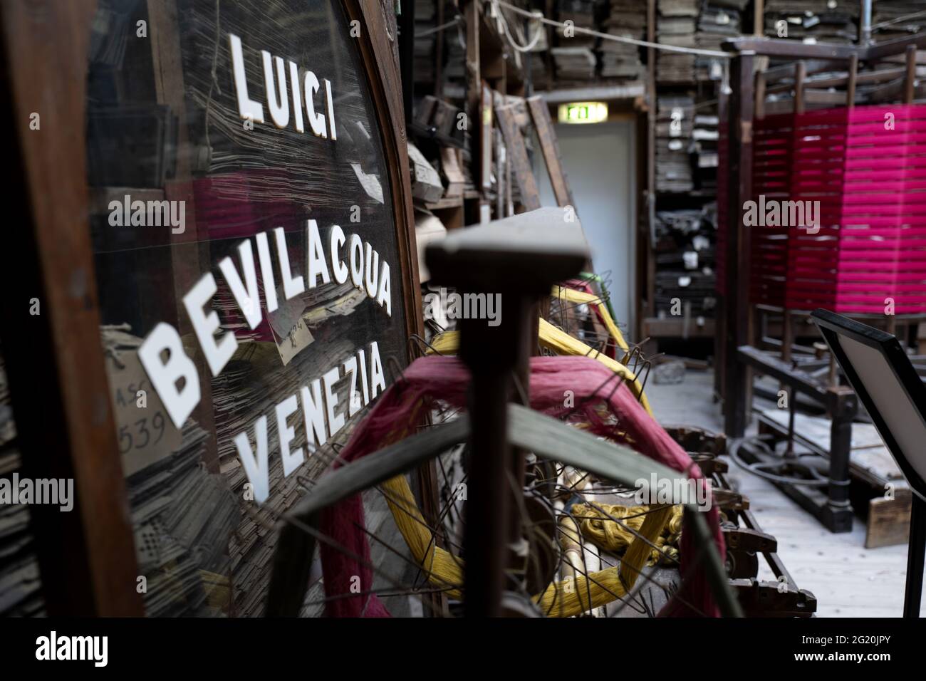 Traditionelle Weberwerkstatt von Bevilacqua, Frauen arbeiten seit 1875 in Venedig an Vintage-Webereien aus Holz und produzieren luxuriöse Textilien. Stockfoto