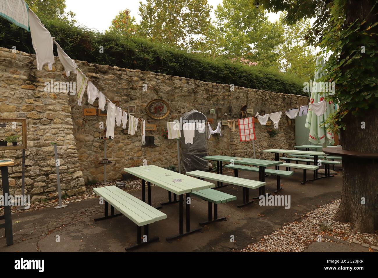 KROATIEN, ZAGREB, GRADEC - 28. JULI 2019: Bänke und Tische sind mit Leinen geschmückt, die an einer Wäscheleine hängen Stockfoto