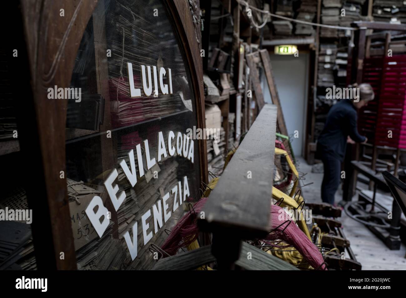 Traditionelle Weberwerkstatt von Bevilacqua, Frauen arbeiten seit 1875 in Venedig an Vintage-Webereien aus Holz und produzieren luxuriöse Textilien. Stockfoto