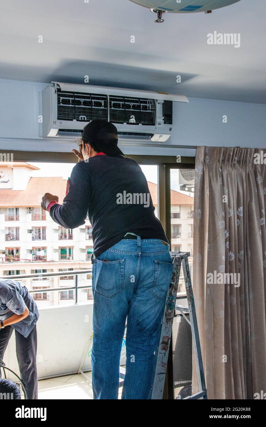 Wartung Reinigung einer Klimaanlage Stockfoto