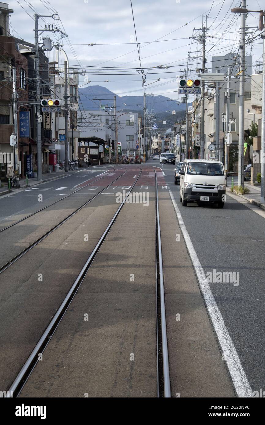 KYOTO, JAPAN - 12. Dez 2019: Kyoto, Japan - 26. Nov 2019: Eisenbahnstrecke entlang der Randen Kitano Line in Kyoto. Betrieb mit privater Keifuku Electric Rail Stockfoto