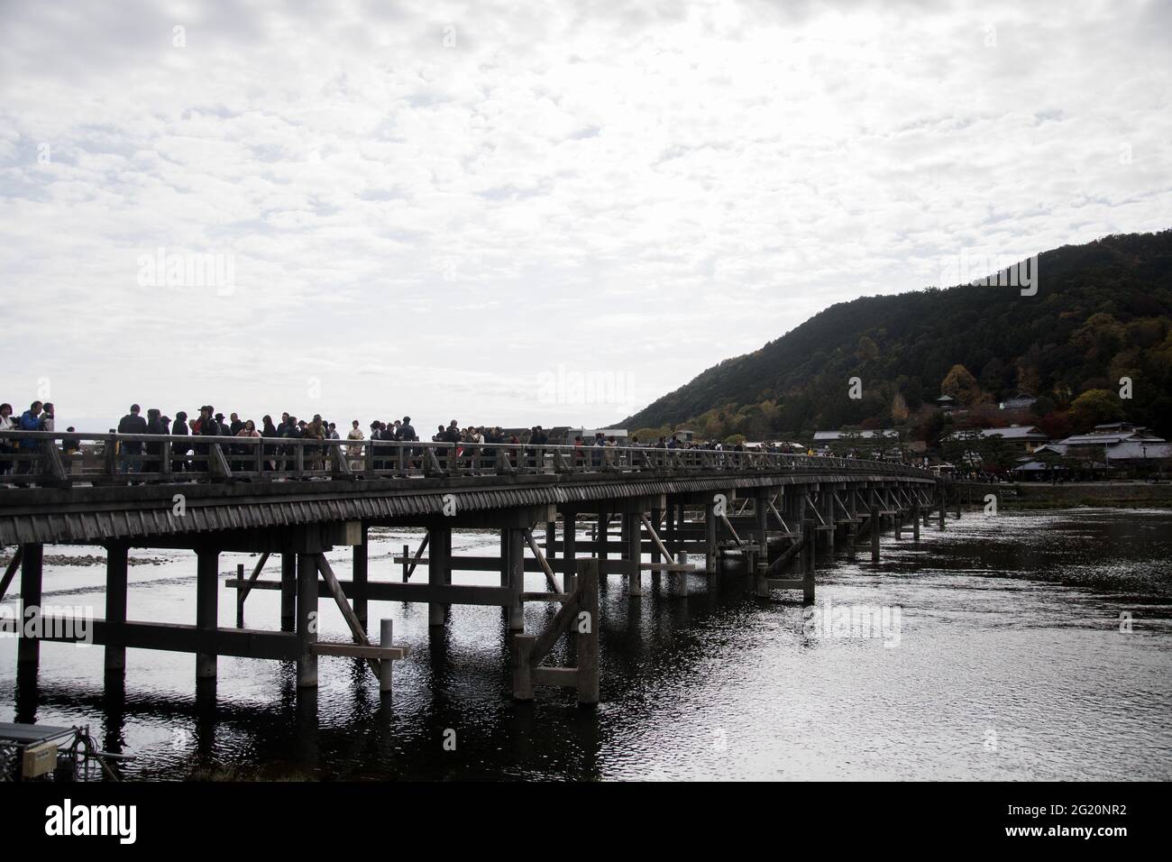 KYOTO, JAPAN - Dec 11, 2019: Kyoto, Japan-26 Nov, 2019: Togetsu-kyo Brücke über Katsuragawa Fluss mit buntem Waldberg Hintergrund in Arashiy Stockfoto