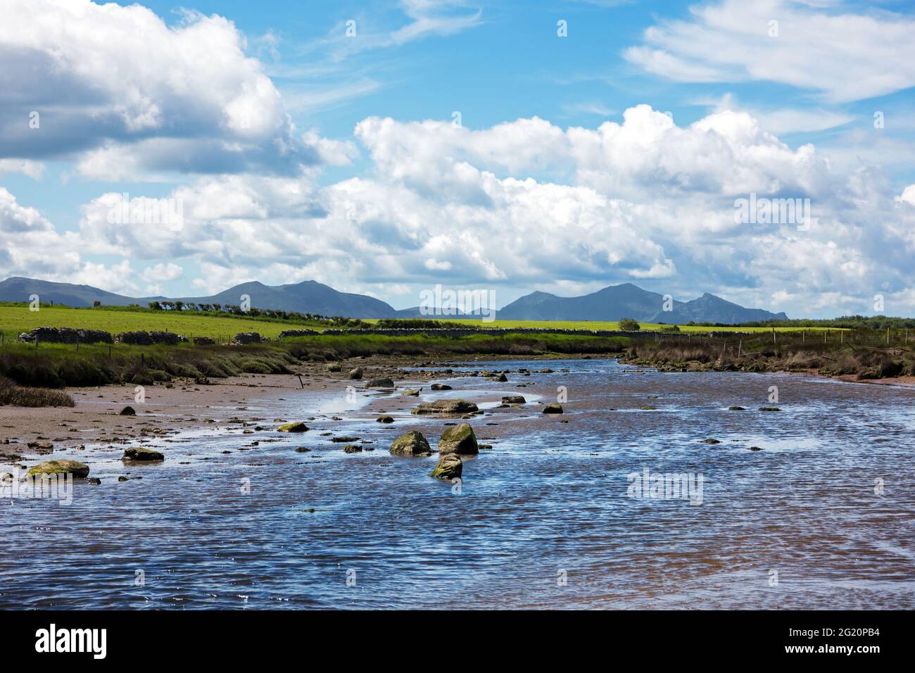 Der Fluss Braint ist ein kleiner Gezeitenfluss auf Anglesey, Nordwales. Seine primäre Quelle ist Llyn oder der See Llwydiarth südwestlich von Llanddona. Stockfoto