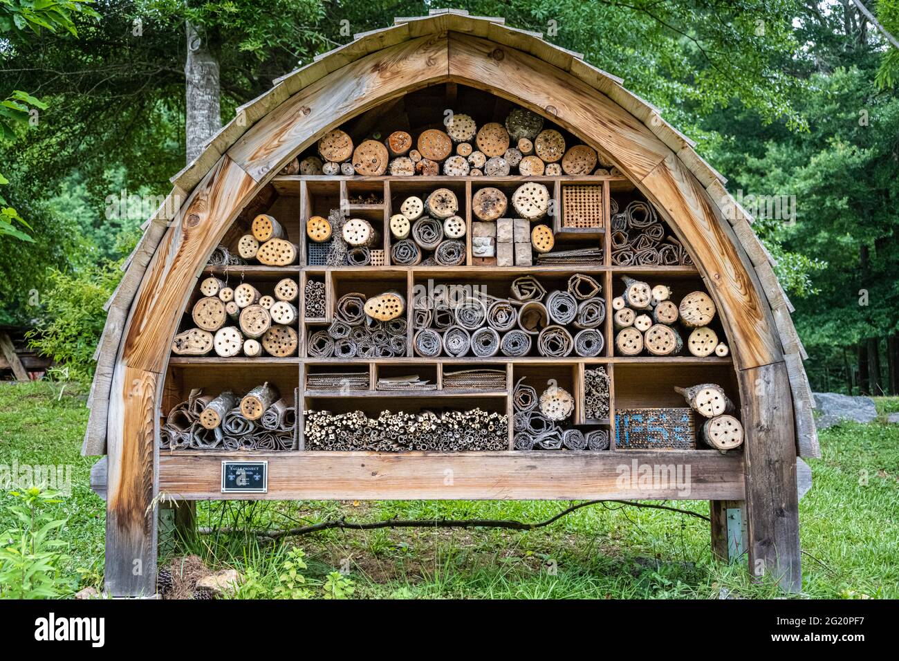 Das Bienenhotel des Chattahoochee Nature Center wurde als Eagle Scout Service Project von Parker Mills für einheimische einsame (nicht-Bienenvölker-)Bienen in Georgien errichtet. Stockfoto