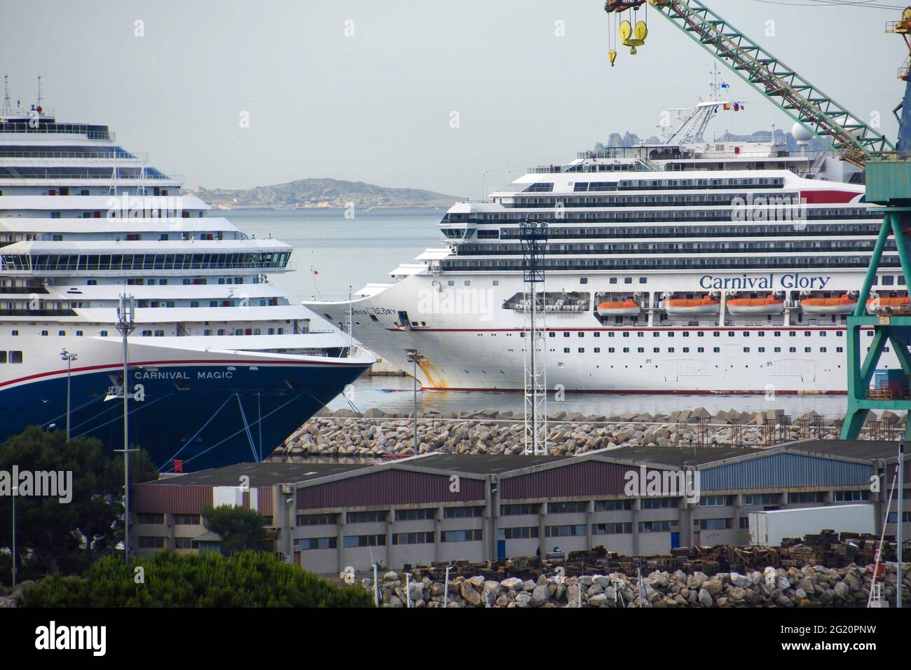 Eine Nahaufnahme der in Marseille andockenden Kreuzschiffe Carnival Magic (L) und Carnival Glory (R). Carnival Cruise Lines Schiffe in Marseille. Stockfoto