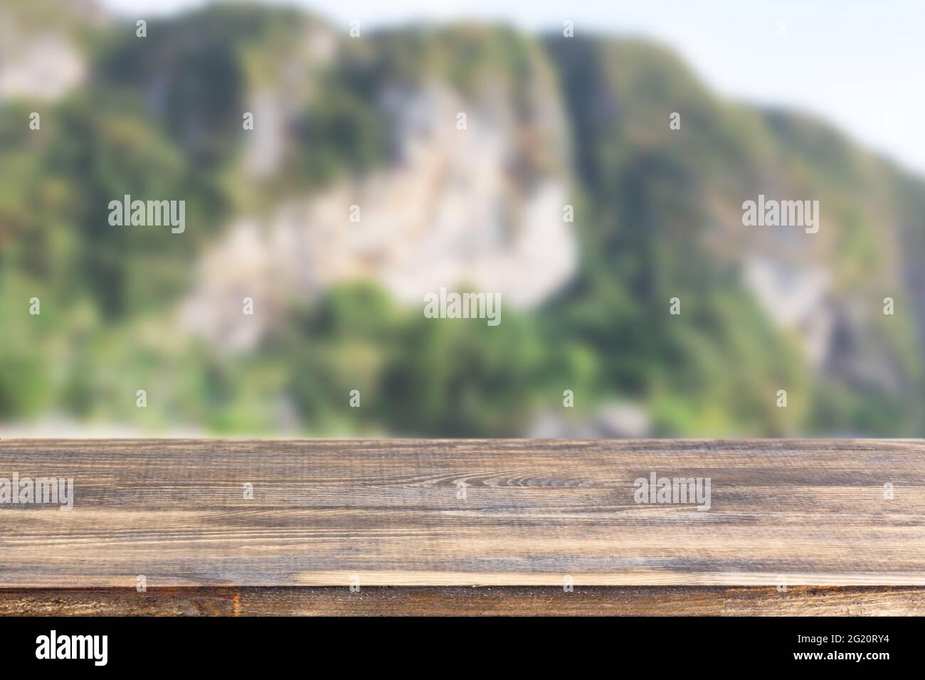 Holztischplatte auf verschwommenem Berge Hintergrund Stockfoto