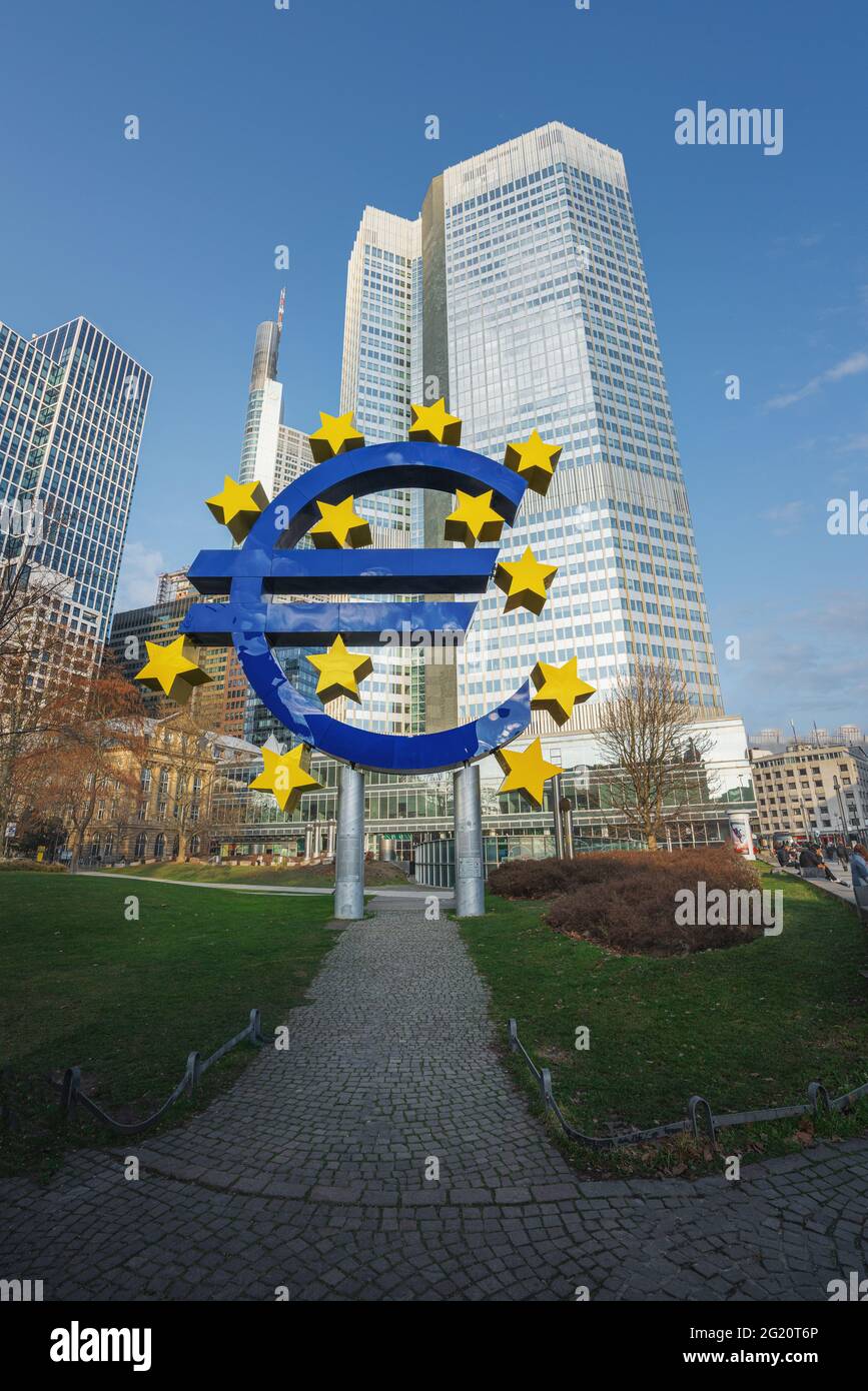 Euro-Skulptur am Willy-Brandt-Platz mit Eurotower im Hintergrund - Frankfurt, Deutschland Stockfoto
