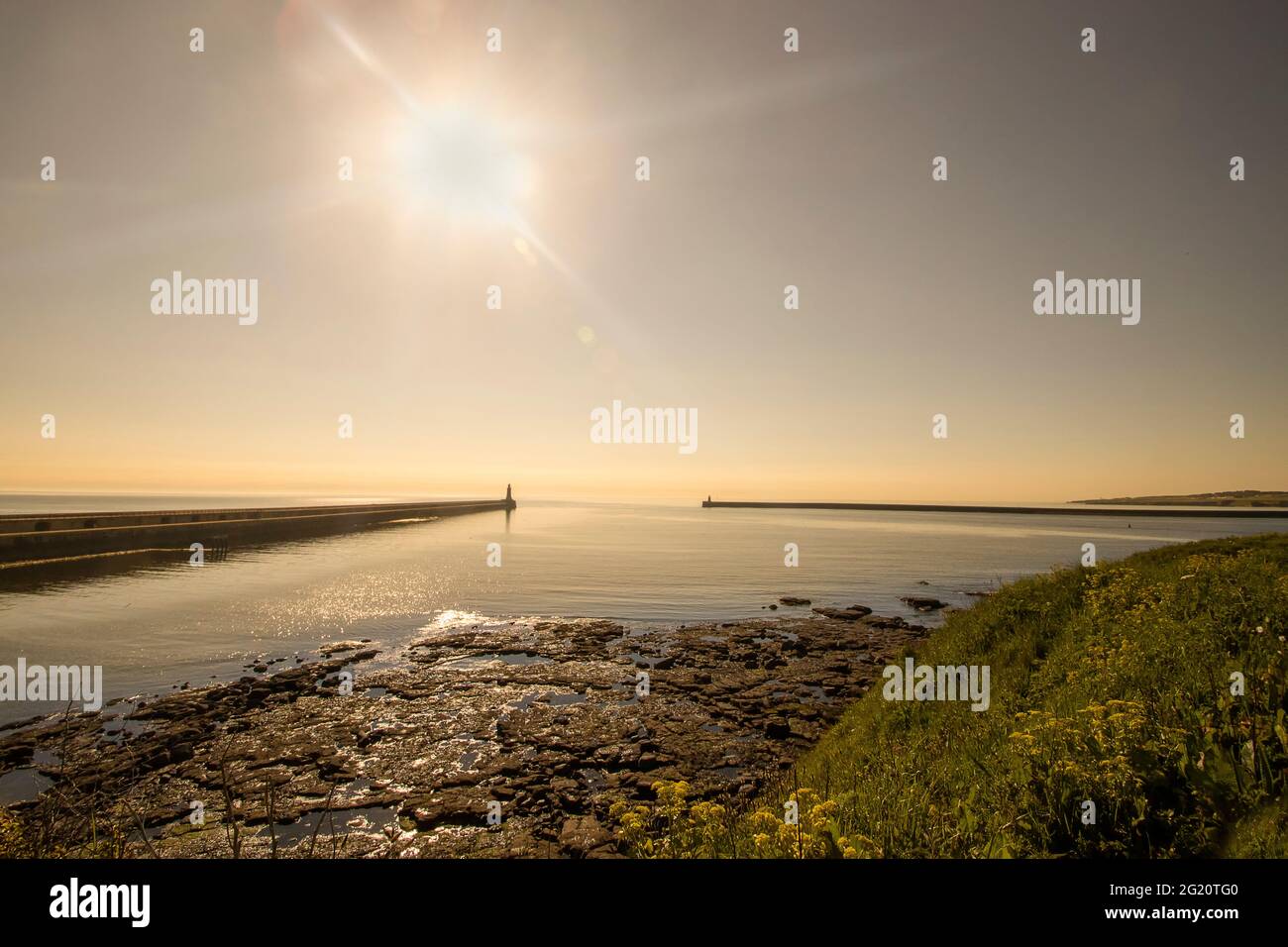 Sonnenaufgang über dem Eingang zum Tynemouth Harbour in Tyne and Wear, Großbritannien Stockfoto