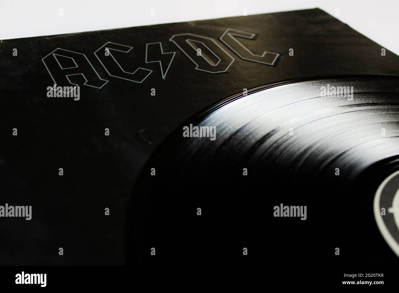 Australische Classic-Rockband, ACDC-Musikalbum auf Vinyl-Schallplatte. Album-Cover mit dem Titel Back in Black Stockfoto