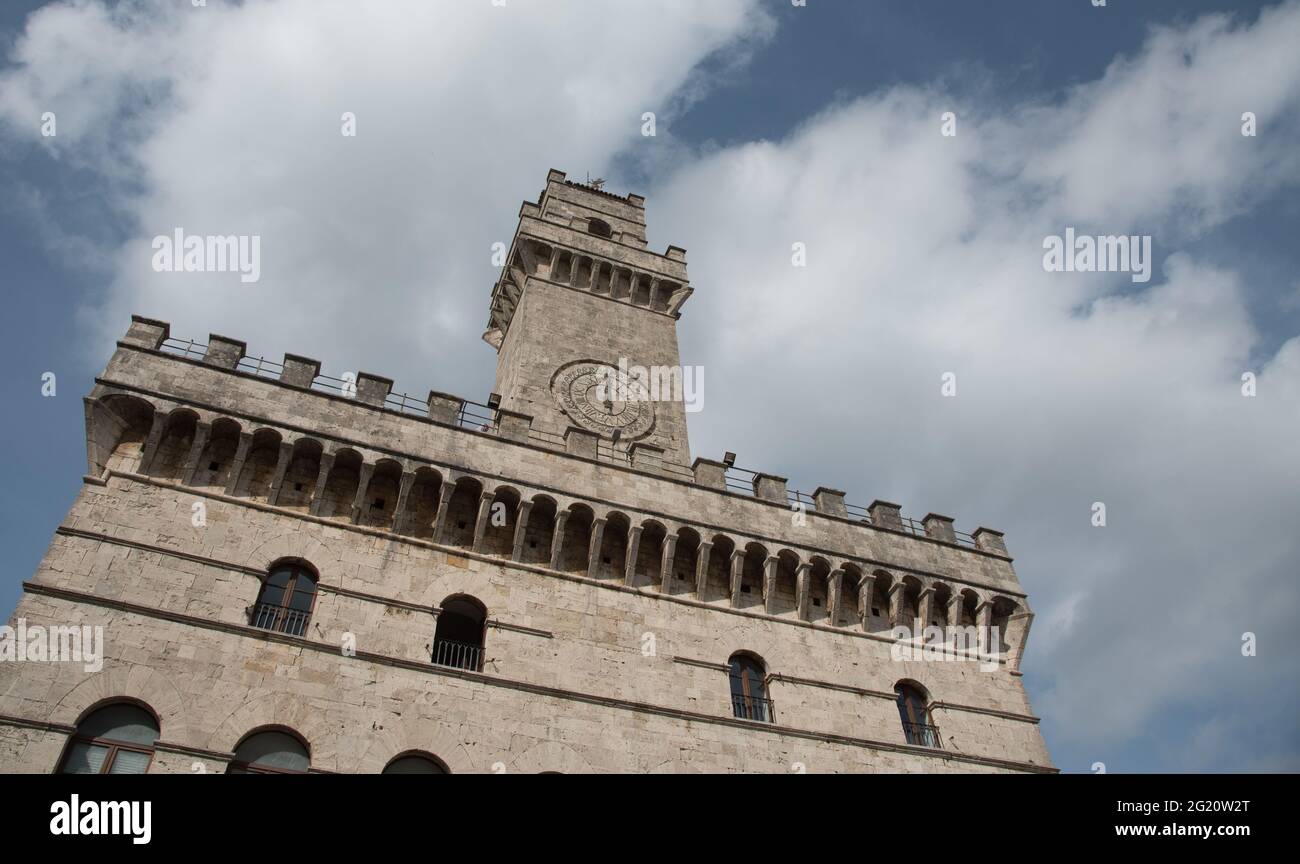 Pulcinella Uhrturm Gebäude an der piazza Grande in montepulciano , Toskana italien Stockfoto