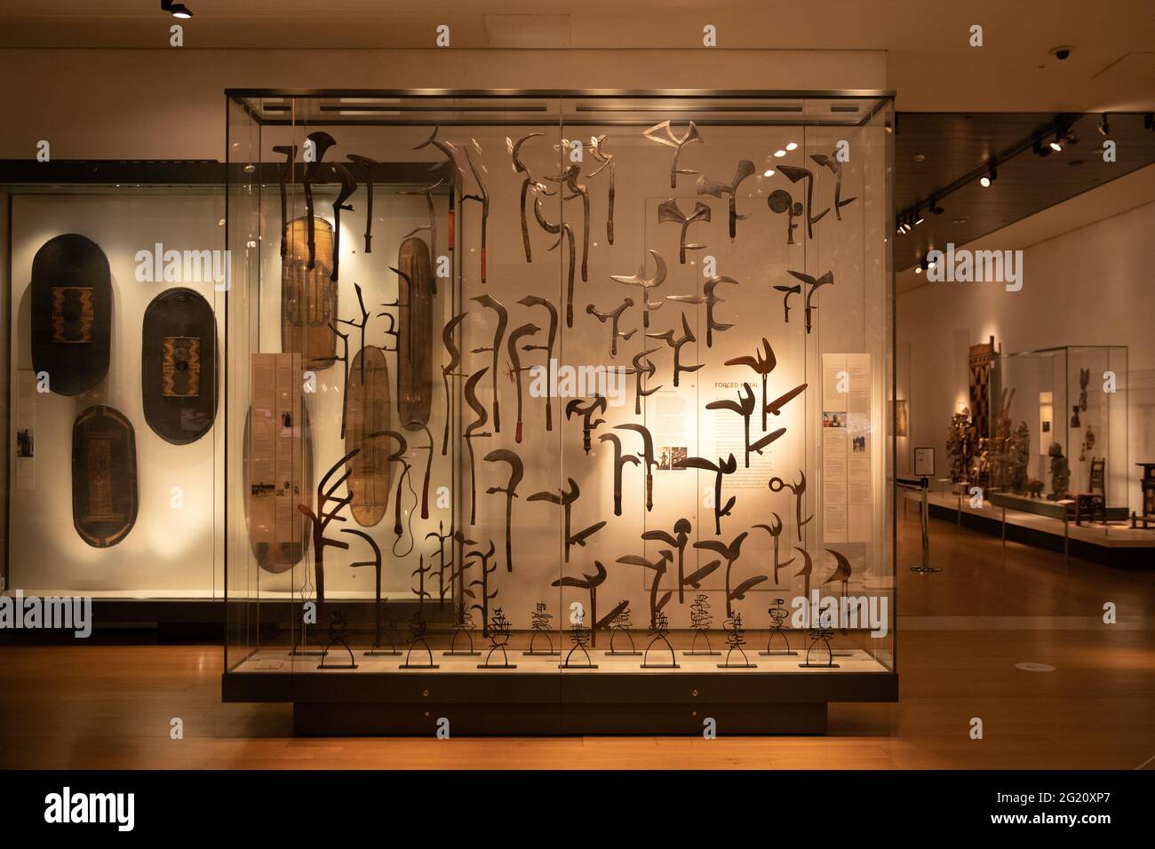 Eine Sammlung afrikanischer Wurfmesser, British Museum, London UK Stockfoto