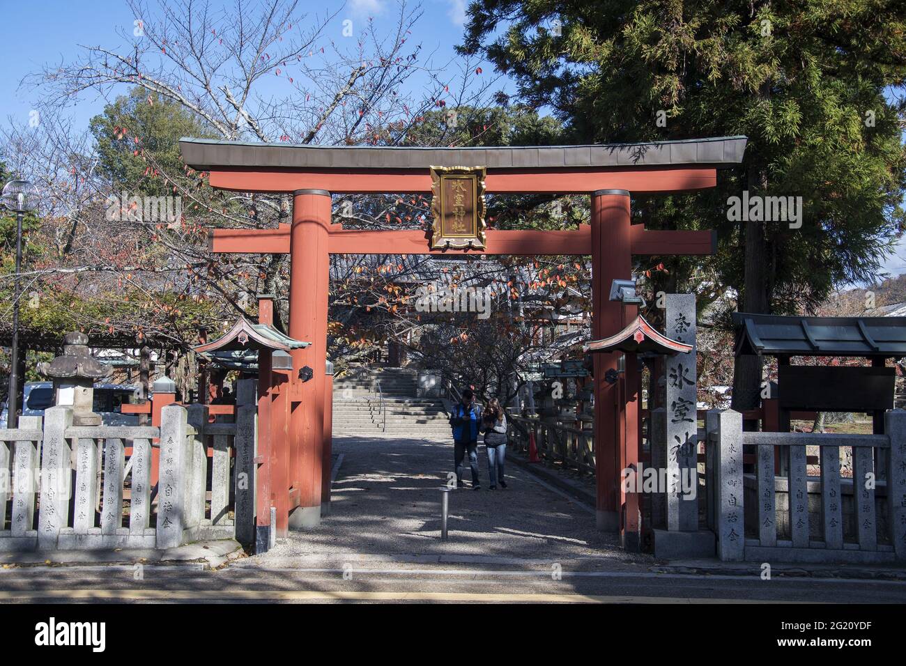 KYOTO, JAPAN - 24. Dez 2019: Nara, Japan - 27. Nov 2019: Touristen besuchen Himuro Jinja in Nara Japan. Der Himurojinja-Schrein befindet sich gegenüber dem Nara-Park und ist Stockfoto