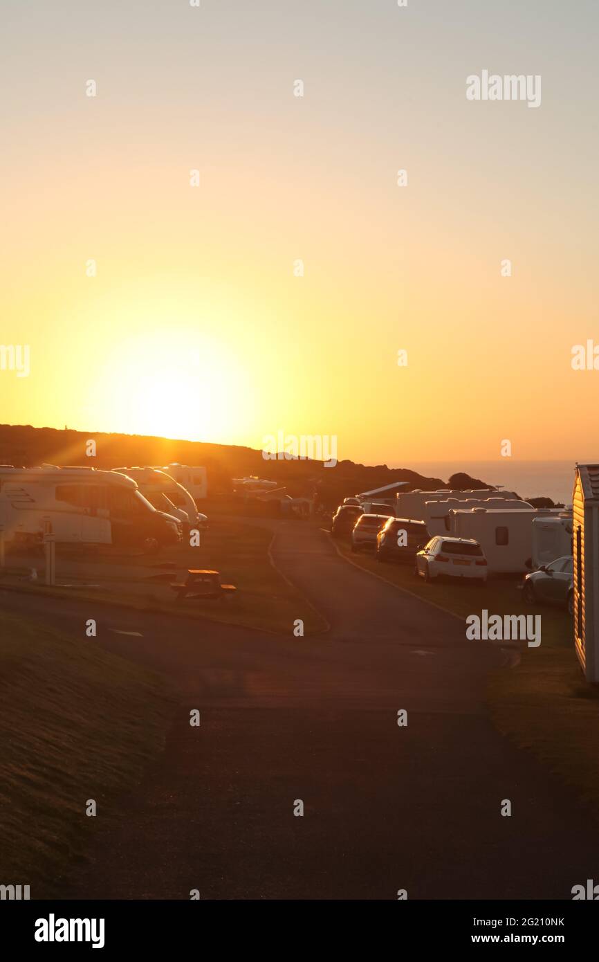 Wohnwagenurlaub in Großbritannien, Sonnenuntergang im Ayr Holiday Park, St. Ives, Cornwall, Großbritannien, Juni 2021 Stockfoto