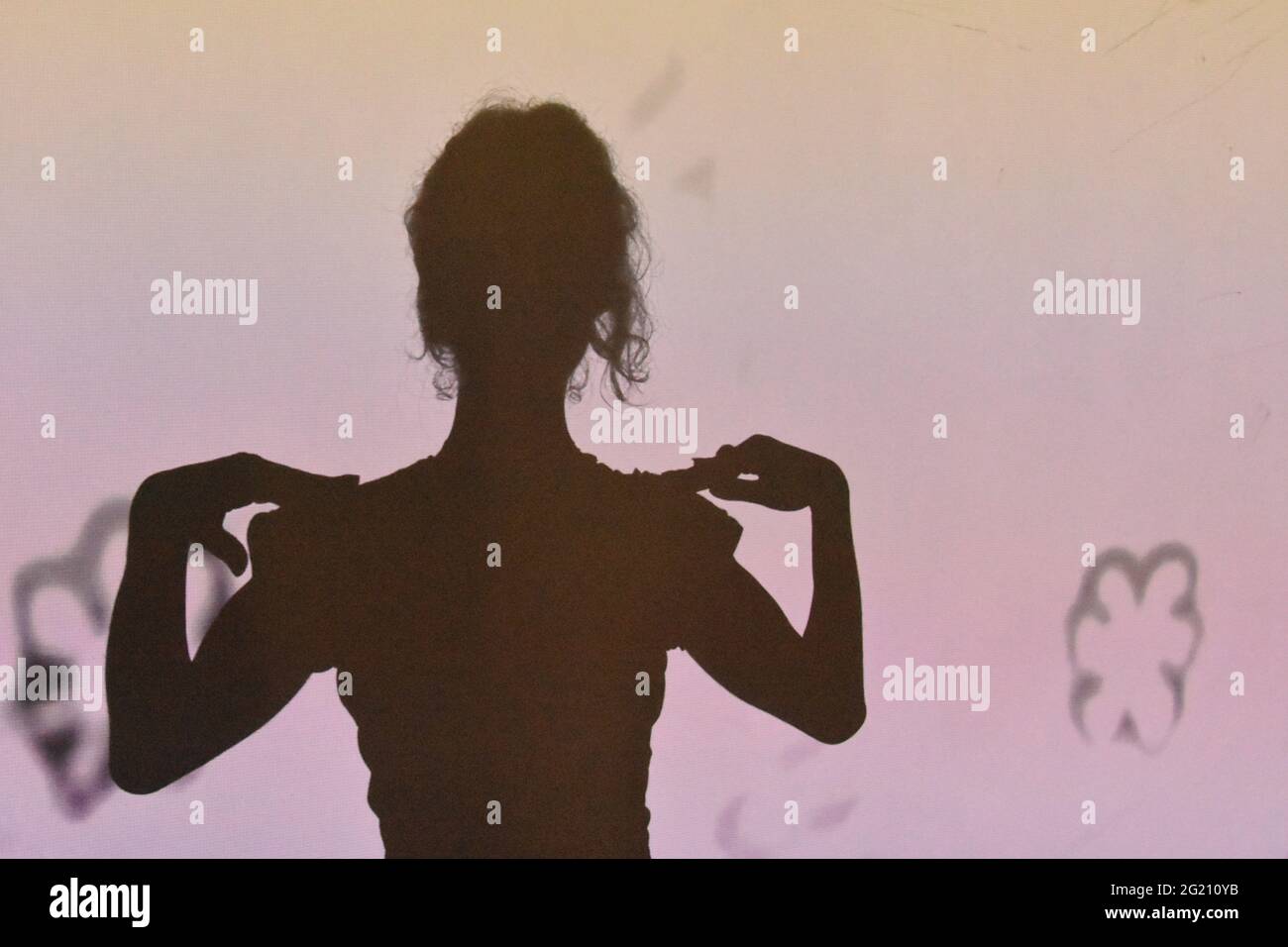 Rückansicht einer allein stehenden Frau. Stockfoto