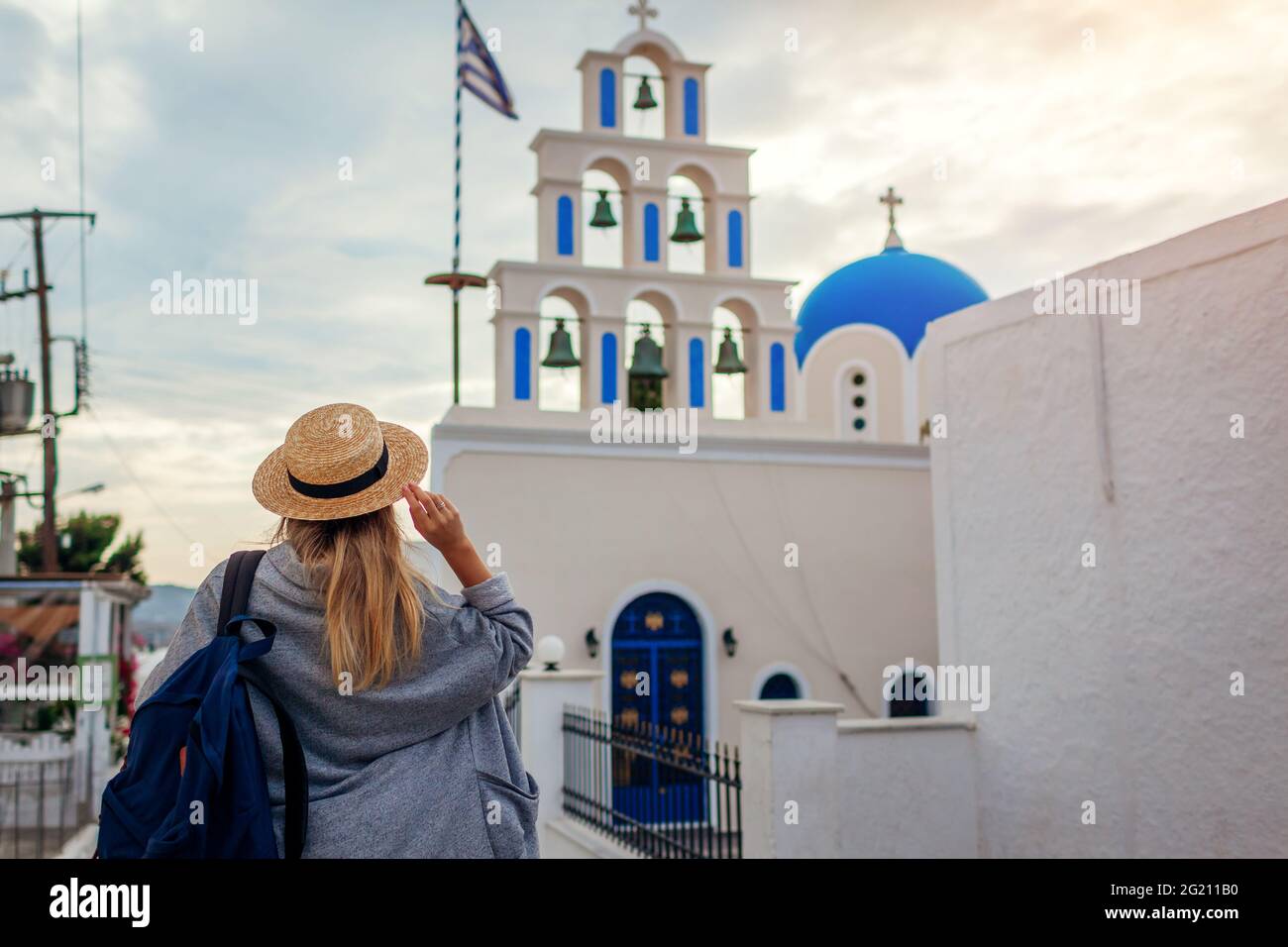 Santorini Tourist mit Rucksack zu Fuß durch die Kirche in Akrotiri auf Santorini. Frau liebt Architektur. Tourismus, Reisen, Sommerurlaub Stockfoto Santorini Tourist mit Rucksack zu Fuß durch die Kirche in Akrotiri auf Santorini. Frau liebt Architektur. Tourismus, Reisen, Sommerurlaub Stockfoto