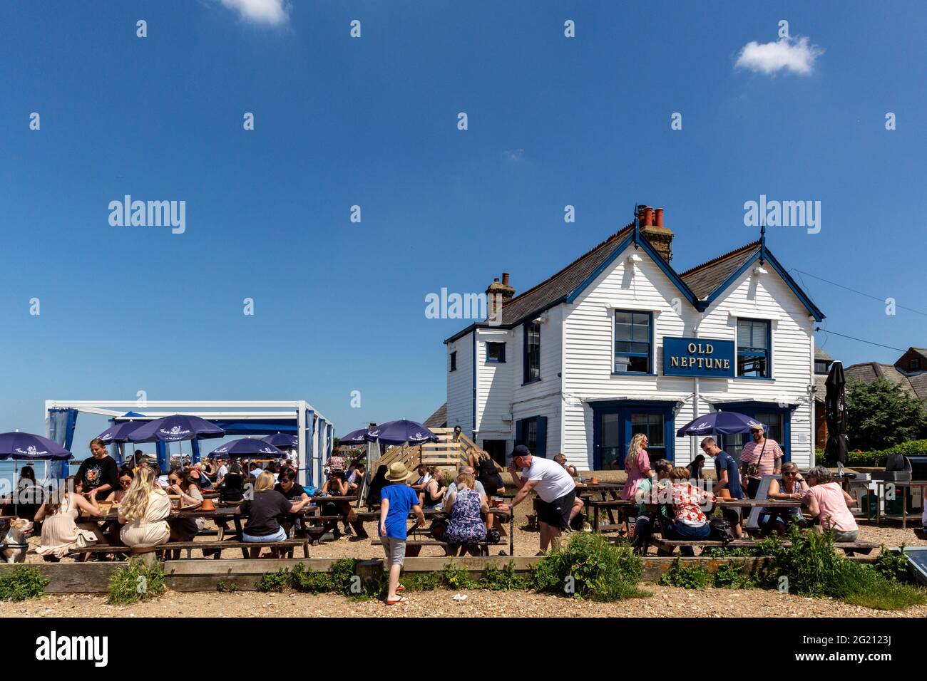 Whitstable, Großbritannien, 7. Juni 2021. In Whitstable, einer touristischen Küstenstadt im Südosten Englands, sitzen Menschen in einem Pub am Strand, während die Ferienzeit beginnt und die Sperrung durch das Coronavirus nachlässt. Eine der strengsten Coronavirus-Sperren der Welt wird teilweise aufgehoben, da das Vereinigte Königreich einen großen Teil der Bevölkerung impfen konnte und die Zahl der Covid-Fälle gering ist. Die Leute können sich unterhalten und Pubs und Restaurants können jetzt Gäste beherbergen. Quelle: Dominika Zarzycka/Alamy Live News Stockfoto