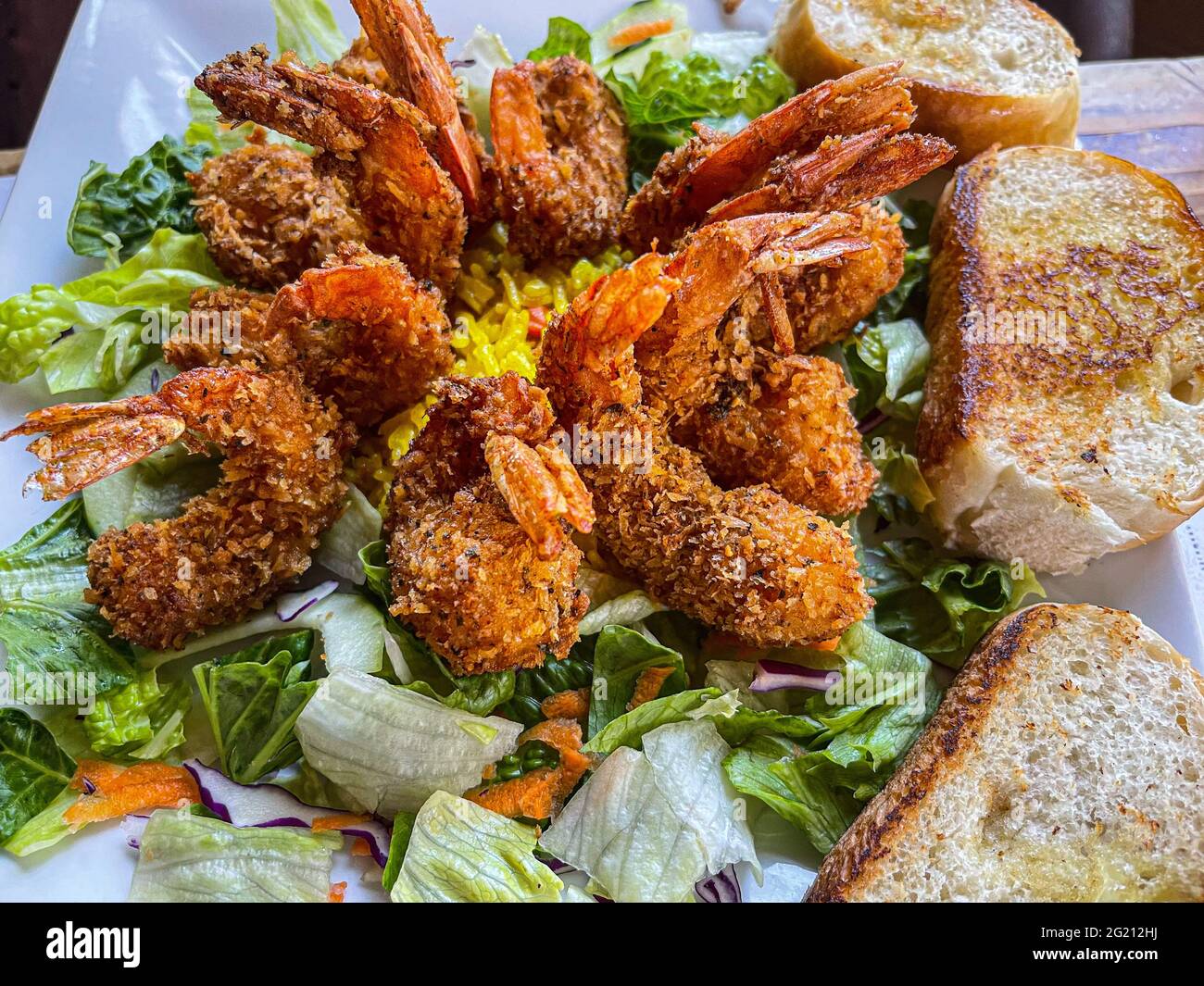 Garnelen paniert, verwittert, begleitet von einem Bett aus Salat und Brot mit Butter, Meeresfrüchten. Maricos Gourmet-Gericht. Gourmet-Gericht, Lebensmittel, Lebensmittel, Mahlzeiten, Lebensmittel. (Foto von Luis Gutierrez / Norte Photo) Camarones empazinados, capeados acompannado de una cama lechuga y pan con mantequilla comida del mar. Platillo gurmet Maricos. Platillo Gourmet, Alimentos, comida, Comidas, Essen. (Foto von Luis Gutierrez/ Norte Photo) Stockfoto