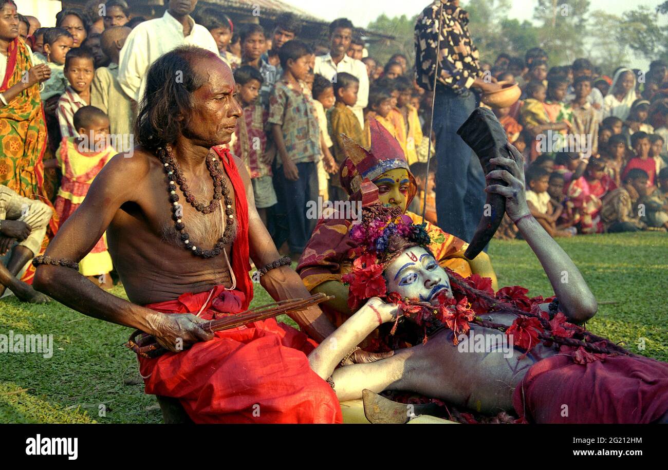 Eine Gruppe hinduistischer Anhänger führt während des Charak-Festivals in Sylhet, Bangladesch, eine Szene aus dem Mythos der Hindu-Göttin Kali, der Göttin der Zeit, auf. 12. März 2009. Charak Puja wird an den letzten Tagen des bengalischen Monats Chaitra (April) mit dem Namen „Chatitra Sangkranti“ abgehalten. Die Bauern feiern dieses Fest mit den eifrigen Gesängen und Tänzen der Anhänger. Dieses hinduistische religiöse Fest ist bekannt für seine Riten des Körperdurchdrinkens und des Wirbels von einem hohen Pol aus. Die Wurzel dieses Rituals liegt im Glauben an Geister und im Kult der Wiedergeburt. Seine Riten deuten auf ein uraltes Ritual menschlicher Opfer hin. Stockfoto