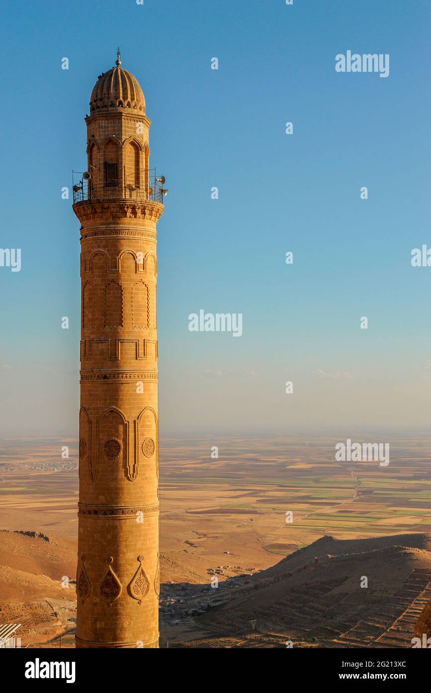 Das Minarett der Ulu Moschee und die Ebene von Mesopotamien, Mardin, Türkei Stockfoto