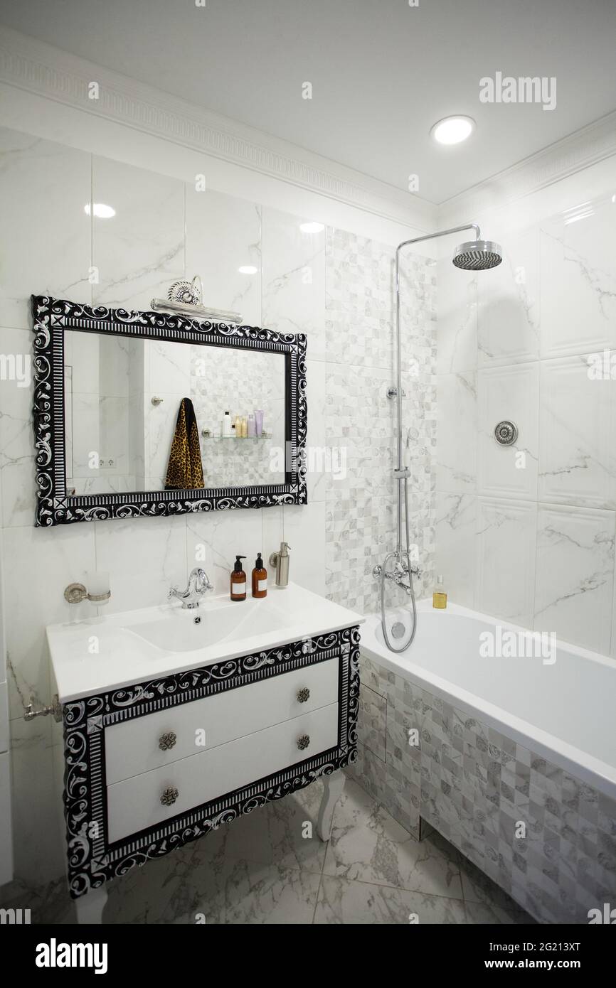 Luxurioses Badezimmer Schwarz Weisses Badezimmer Mit Marmorfliesen Waschbecken Wasserhahn Und Spiegel Stockfotografie Alamy