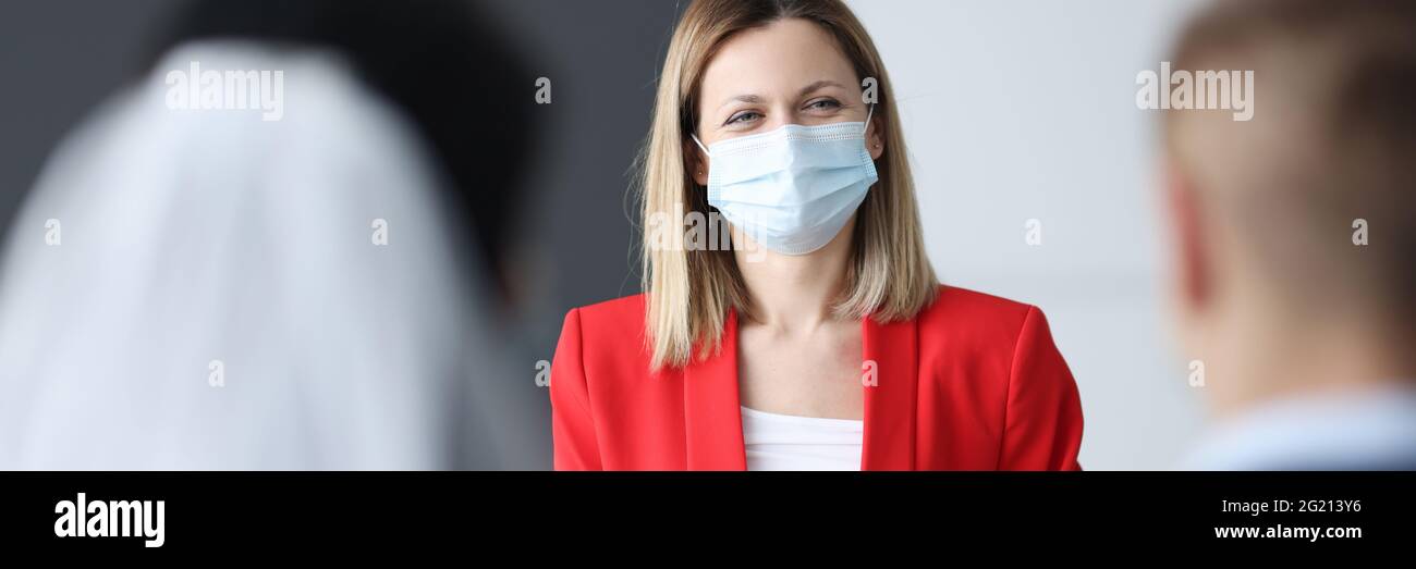 Frau schützende medizinische Maske auf ihrem Gesicht Registrieren Ehe Stockfoto