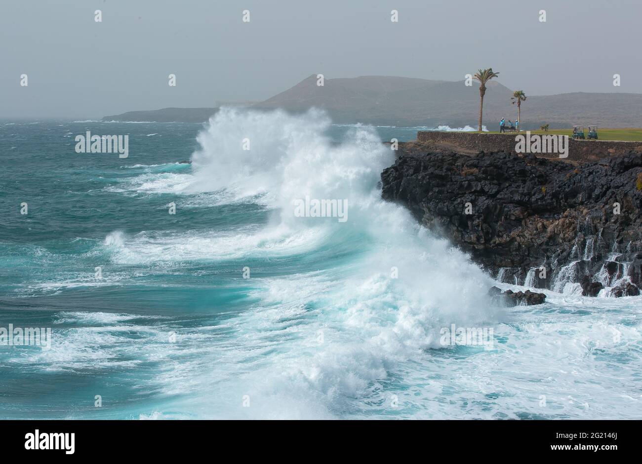 Teneriffa, Kanarische Inseln, Spanien - 02.23.2020: Blick auf den Atlantik und den Golfplatz. Atemberaubende Landschaft aus tiefblauem Ozean und vulkanischen Felsen. Stockfoto