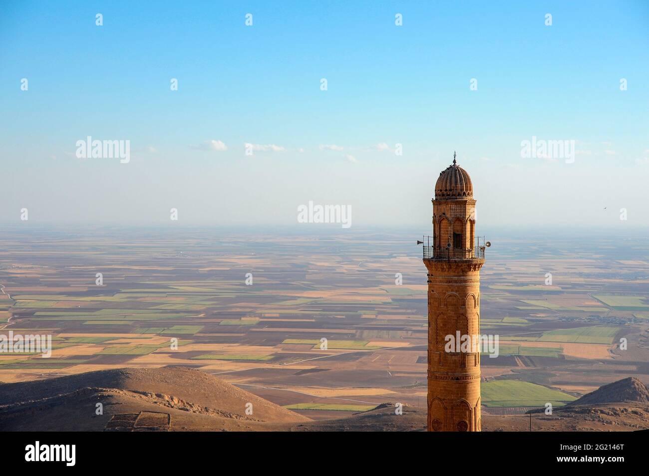 Das Minarett der Ulu Moschee und die Ebene von Mesopotamien, Mardin Stockfoto