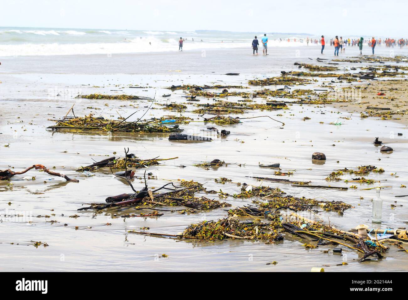 Verschmutzung des Strandes. Müll und Hausmüll verschmutzen den Strand. Müll ist eines der Probleme, die die Meeresumwelt betreffen. Stockfoto