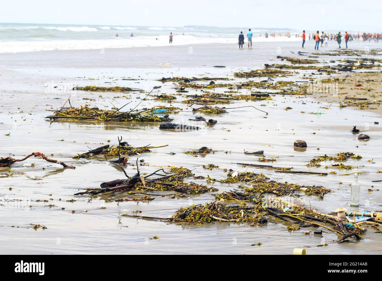 Verschmutzung des Strandes. Müll und Hausmüll verschmutzen den Strand. Müll ist eines der Probleme, die die Meeresumwelt betreffen. Stockfoto
