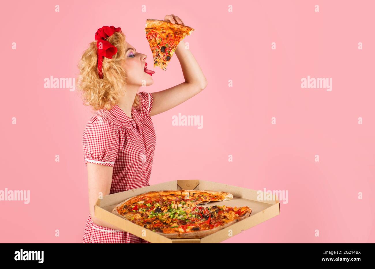 Frau mit einem Stück Pizza. Fast Food. Italienisches Essen. Hungriges Mädchen genießen leckeres Backen. Mittagessen. Stockfoto
