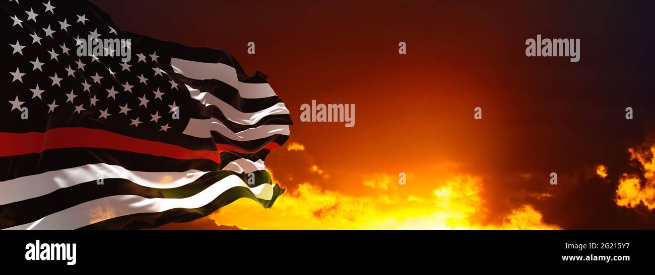 Dünne Rote Linie. Schwarze Flagge der USA mit Feuerwehrmann Red Line winkt im Wind auf Fahnenmast gegen den Himmel mit Wolken am sonnigen Tag. 3d-Illustrationen. Stockfoto