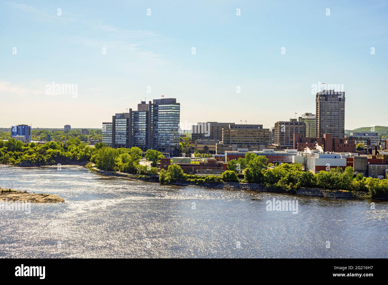 Kanada, Ottawa - 23. Mai 2021: Panoramablick auf Ottawa River und Gatineau City of Quebec in Kanada vom Hügel an einem sonnigen Sommertag Stockfoto